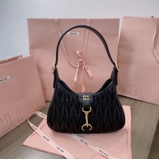 [MIUMIU-미우미우] 마테라쎄 나파 가죽 호보백