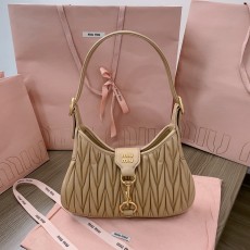 [MIUMIU-미우미우] 마테라쎄 나파 가죽 호보백