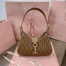[MIUMIU-미우미우] 마테라쎄 나파 가죽 호보백