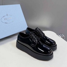 프라다 PRADA 여성 윙팁 클리퍼