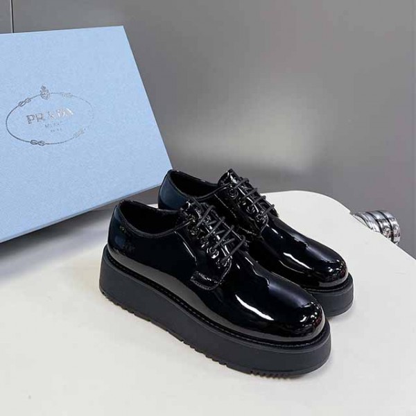 프라다 PRADA 여성 윙팁 클리퍼
