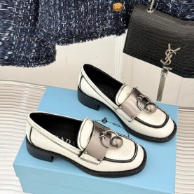 프라다 PRADA 브러시드 가죽 로퍼