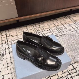 프라다 PRADA 브러쉬드 가죽 로퍼