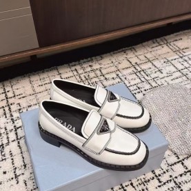 프라다 PRADA 브러쉬드 가죽 로퍼