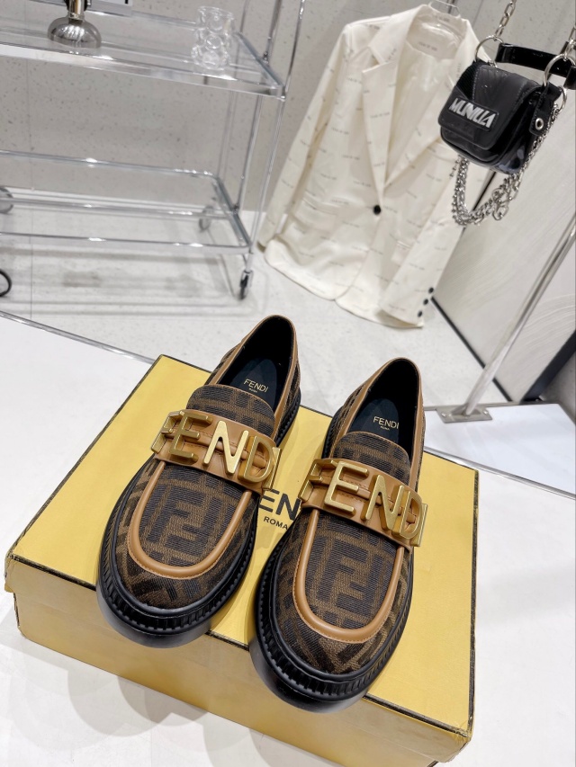 펜디 FENDI 여성 로퍼