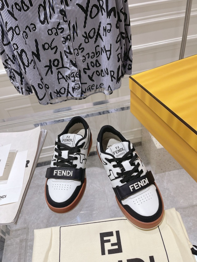 펜디 FENDI 남여공용 스니커즈