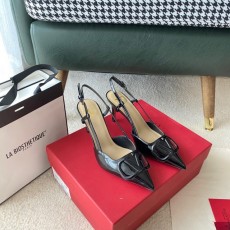 발렌티노 VALENTINO 여성 시그니처 V-RING 슬링백