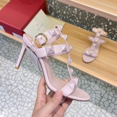 발렌티노 VALENTINO 여성 락스터드 힐 샌들