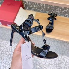 발렌티노 VALENTINO 여성 락스터드 힐 샌들