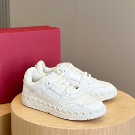 발렌티노 VALENTINO 남여공용 프리도트 로우탑 스니커즈