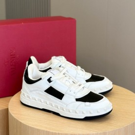 발렌티노 VALENTINO 남여공용 프리도트 로우탑 스니커즈