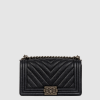 [CHANEL-샤넬] 쉐브론 보이백 캐비어 미디움