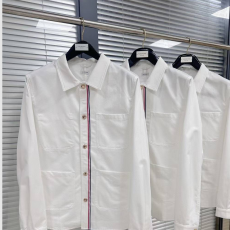 [THOM BROWNE-톰브라운]2025 멀티포켓 골드버튼 스트라이프 화이트컬러 셔츠