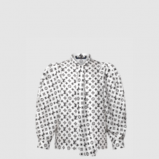 [LOUIS VUITTON-루이비통] 3D 모노그램 퍼프 슬리브 블라우스 1AHHJA